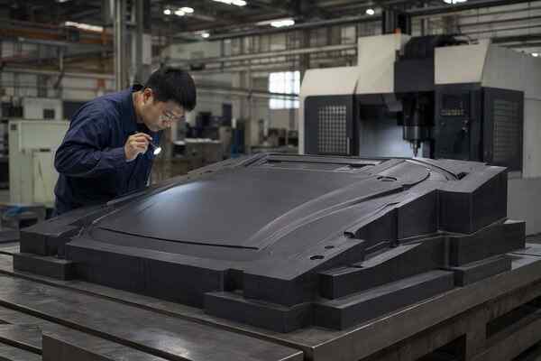 Full custom carbon fiber hood development with a new mold